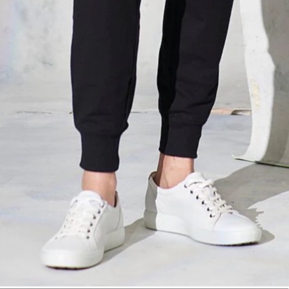 ECCO Women’s Soft 7 Leather Sneaker. Size 7.